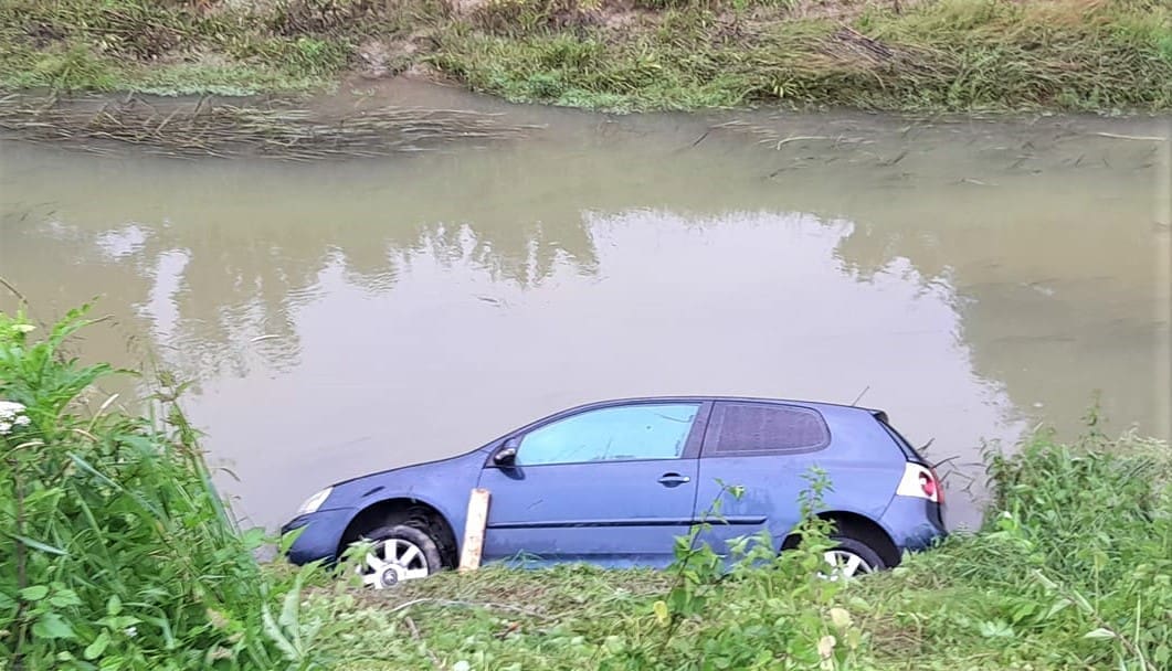 izletio kanal nasip auto prometna