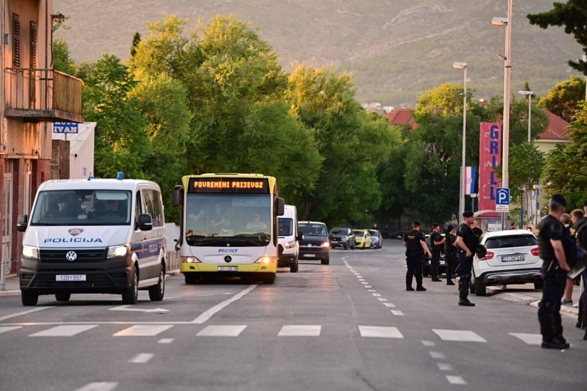 hajduk rijeka armada navijaci policija ilustracija roko 4 