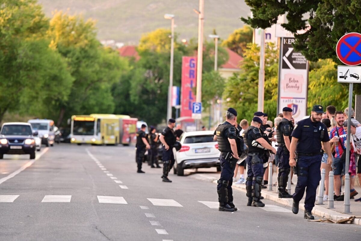 hajduk rijeka armada navijaci policija ilustracija roko 6 