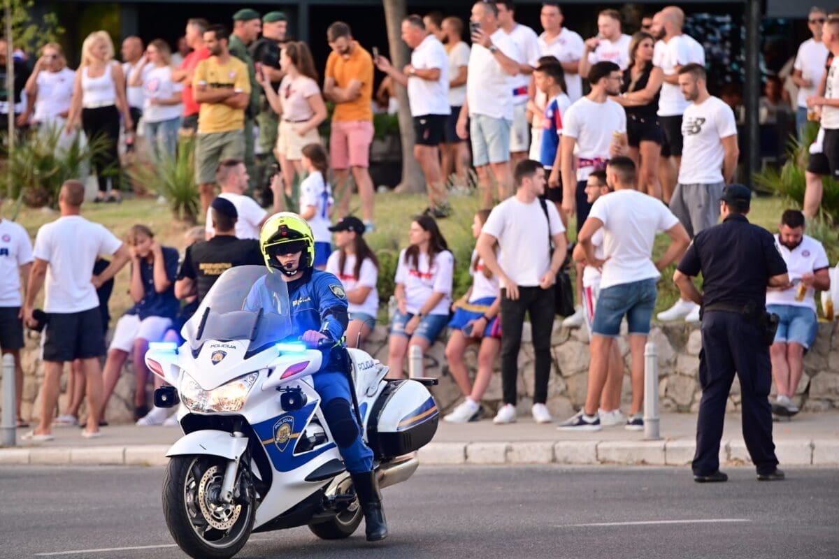 hajduk rijeka armada navijaci policija ilustracija roko 8 