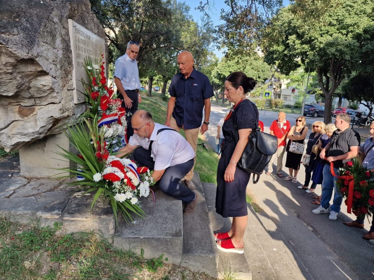 Foto Spomen Na Prvi Splitski Partizanski Odred S Ponosom Se Sje Ajmo Stradale Mladosti Te Im