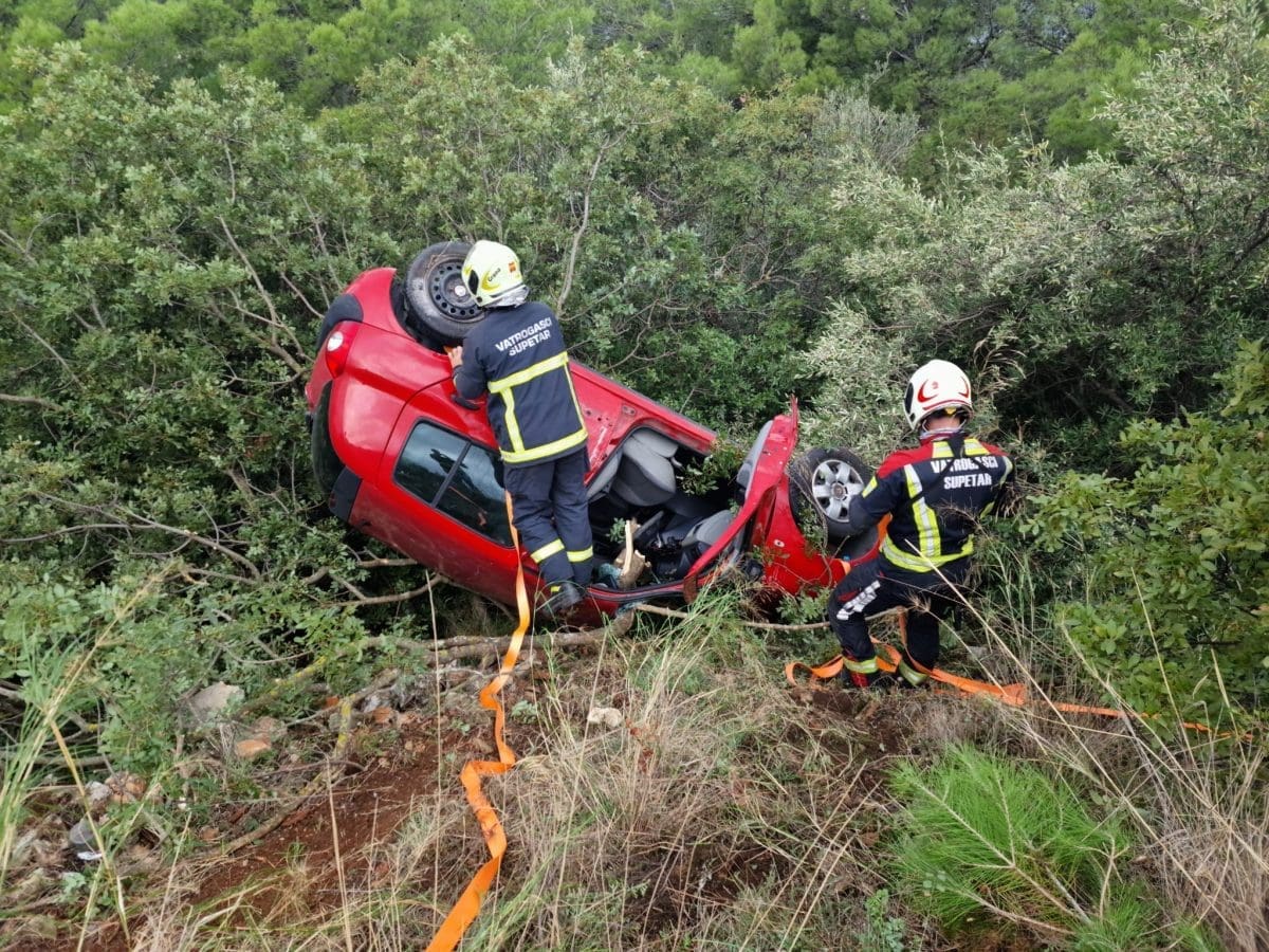 auto nesreca vatrogasci