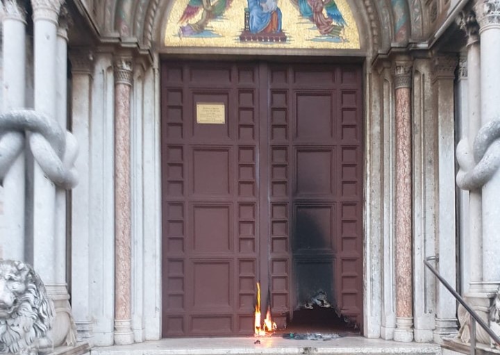 crkva  zapaljena vrata