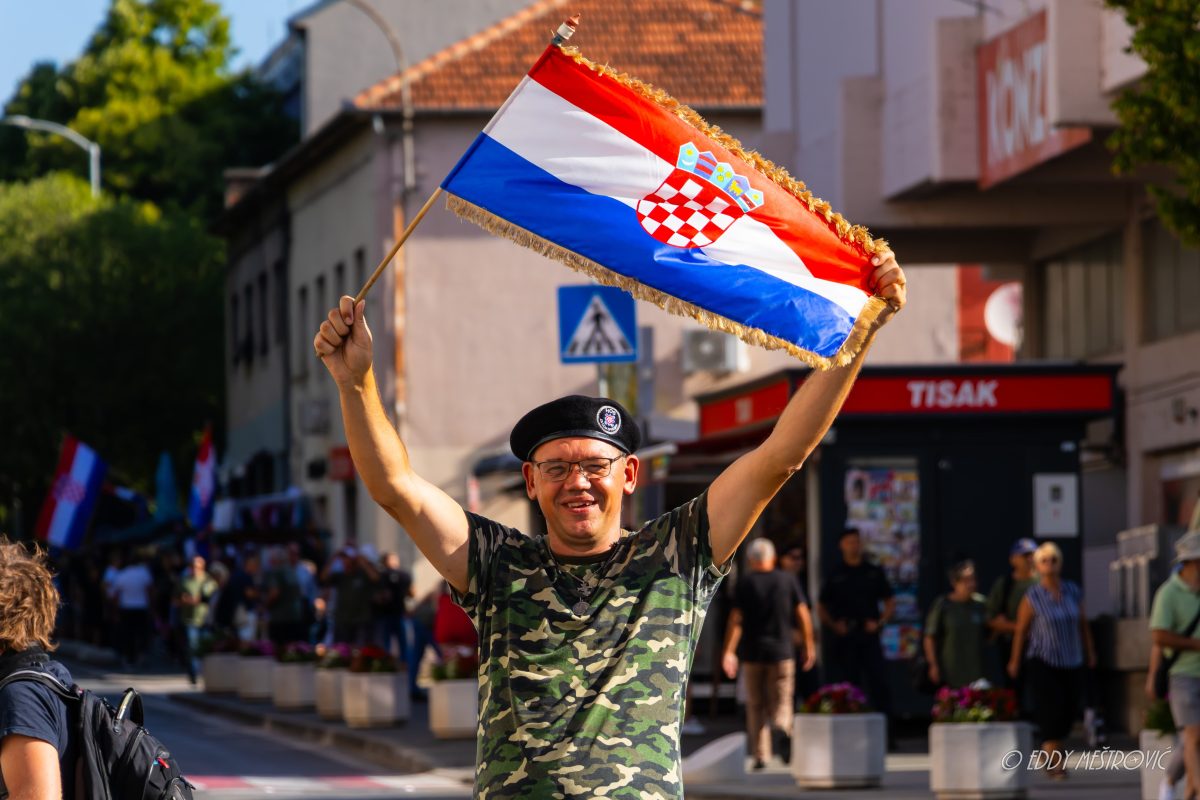 oluja nn naslovnica vojnik vojnici hv hrvatska vojska oruzje knin hrvatska zastava hrvatska  5