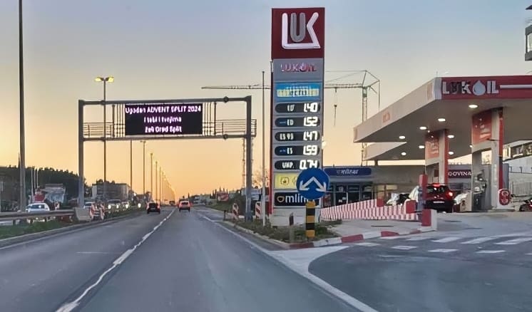 VRIDILO JE Displej na Sirobuji pušten u rad, na njemu božićna čestitka Grada. Pogledajte zbog čega su vozači mjesec dana bili u kolonama