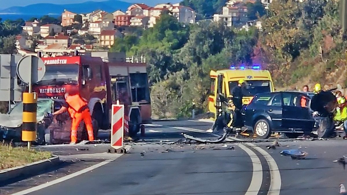 Objavljeni detelji užasne prometne nesreće kod Primoštena: Strani vozač prešao u suprotni trak, udario je u auto splitskih tablica