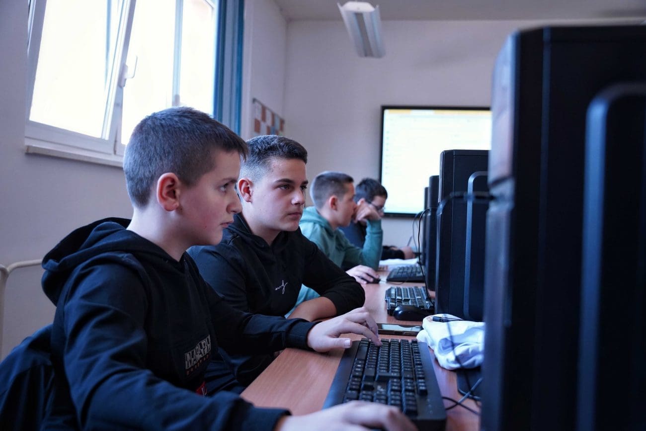 Županijski EDIT CodeSchool posjetio OŠ Trilj: Učenici oduševljeni programiranjem i umjetnom inteligencijom