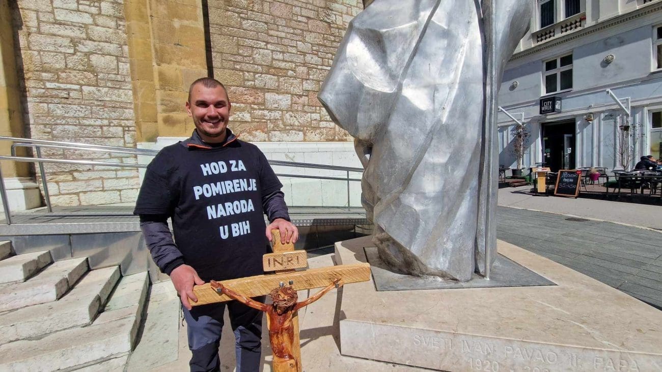 Hodočasnik Josip Jelinić s križem  na leđima pješači kroz BiH. Stigao je u Sarajevo